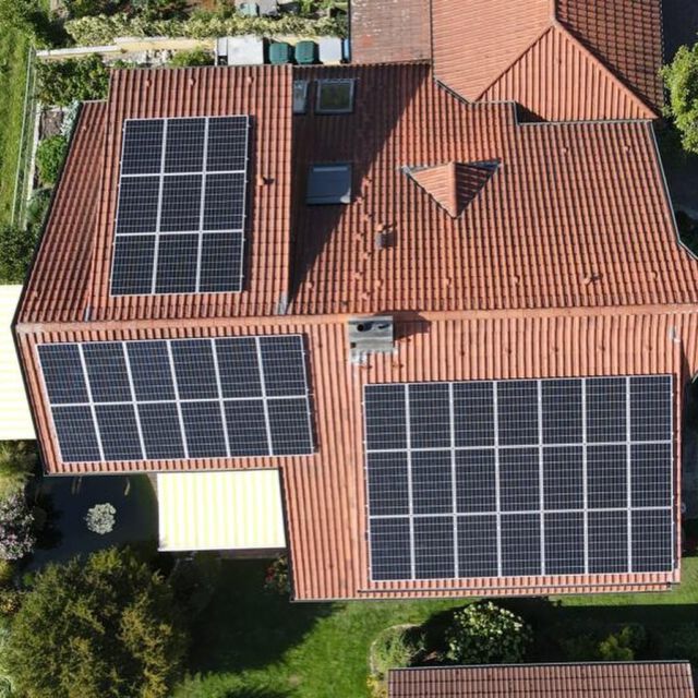 MF Haus S., Löwental, Friedrichshafen: Heizungsumstellung von Fossil auf erneuerbarer Energie mit hoher Eigenstromversorgung : 1.Schritt: PV Anlage mit 400 Watt Module von Heckert 18kWp mit Speicher von Sonnen mit 22kWh, 2. Schritt Sommer 2024: Montage der LW Wärmepumpe mit 18kW 👍