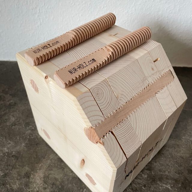 Wir haben planen und bauen nachhaltige Häuser mit tragenden massiven Holzbauteilen im innovativen NUR-HOLZ System vom Rombach aus dem Schwarzwald! Die Brettlagen sind ohne Leim und Metall, sondern lediglich mit Holzschrauben verbunden. Bilder von unserem Muster und der letzten Werksbesichtigung. Mehr Infos über und oder direkt beim Hersteller Fa. Rombach unter: www.nur-holz.com
