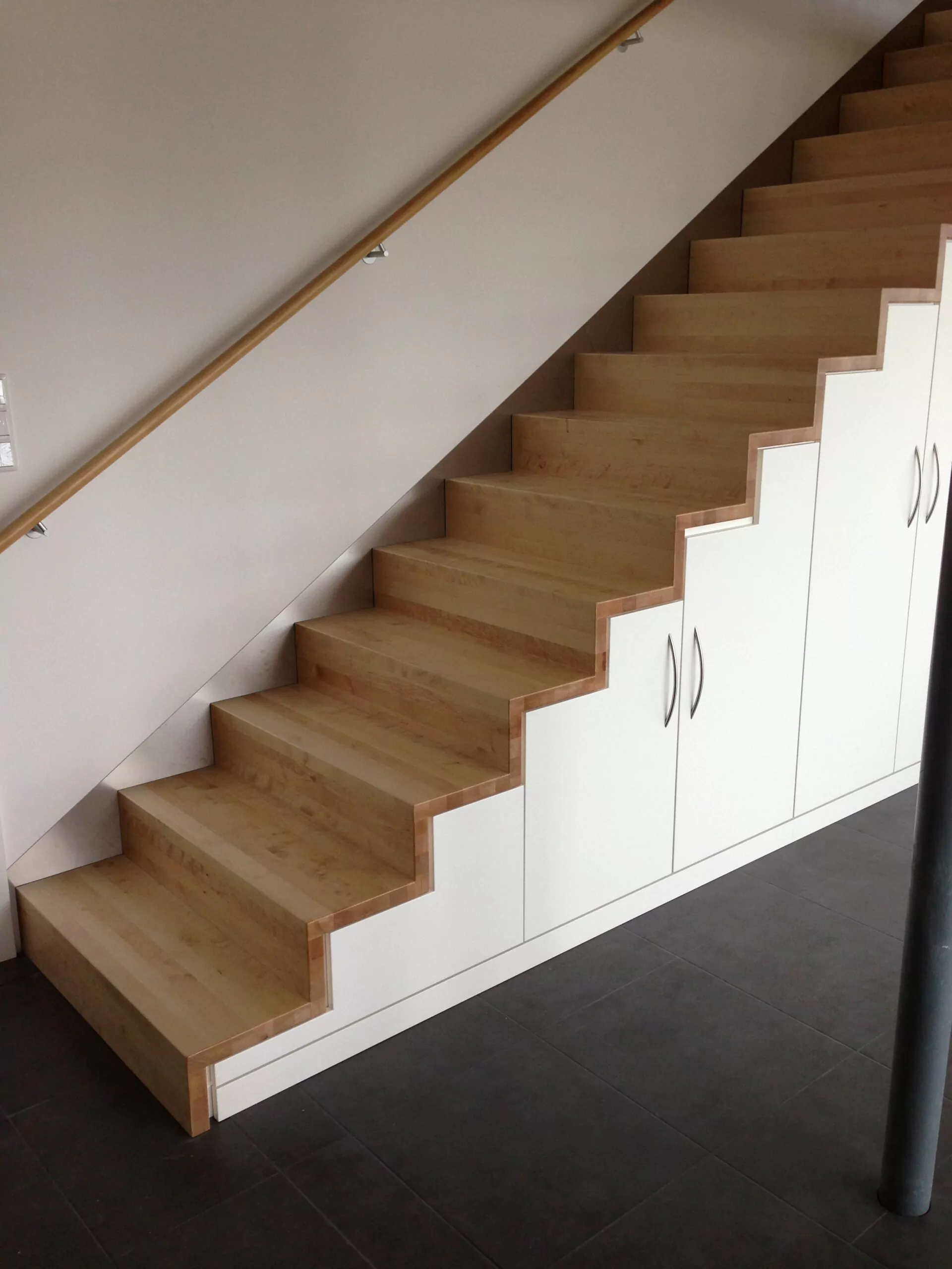 Innentreppe mit Unterschrank