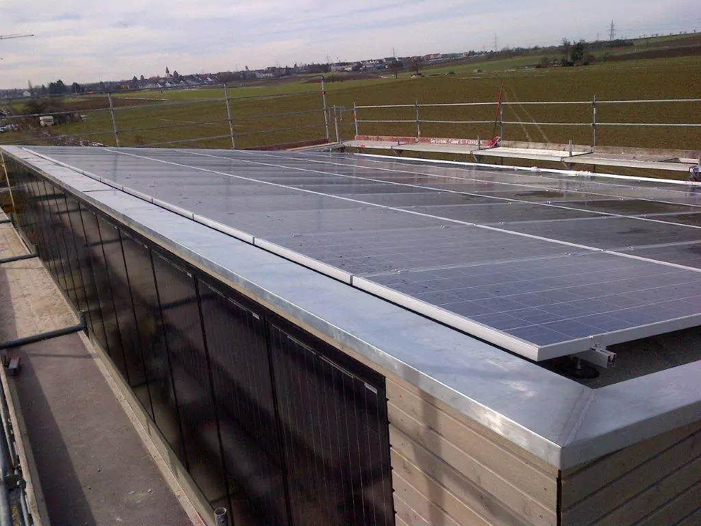 Aufsicht auf Flachdach mit PV - Module mit 8° Neigung nach Nord